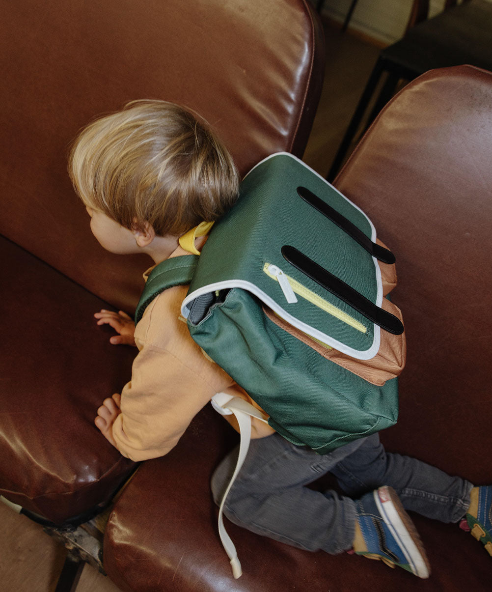 Schultasche Kind grün gelber Reißverschluss schwarze Träger Hello Hossy