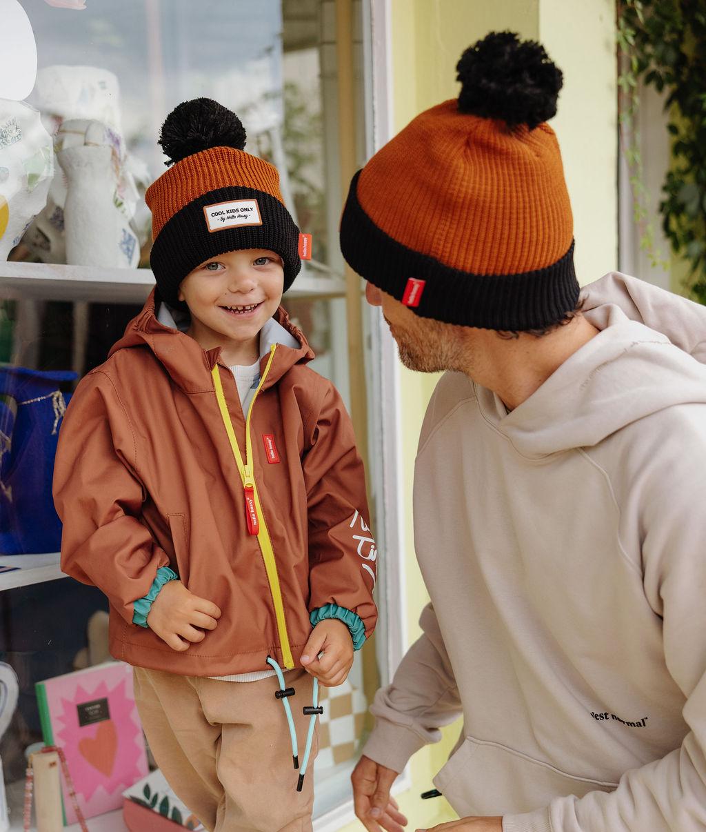 Père et fils portant le bonnet avec pompon Color Block Blacky - vue de face - Hello Hossy