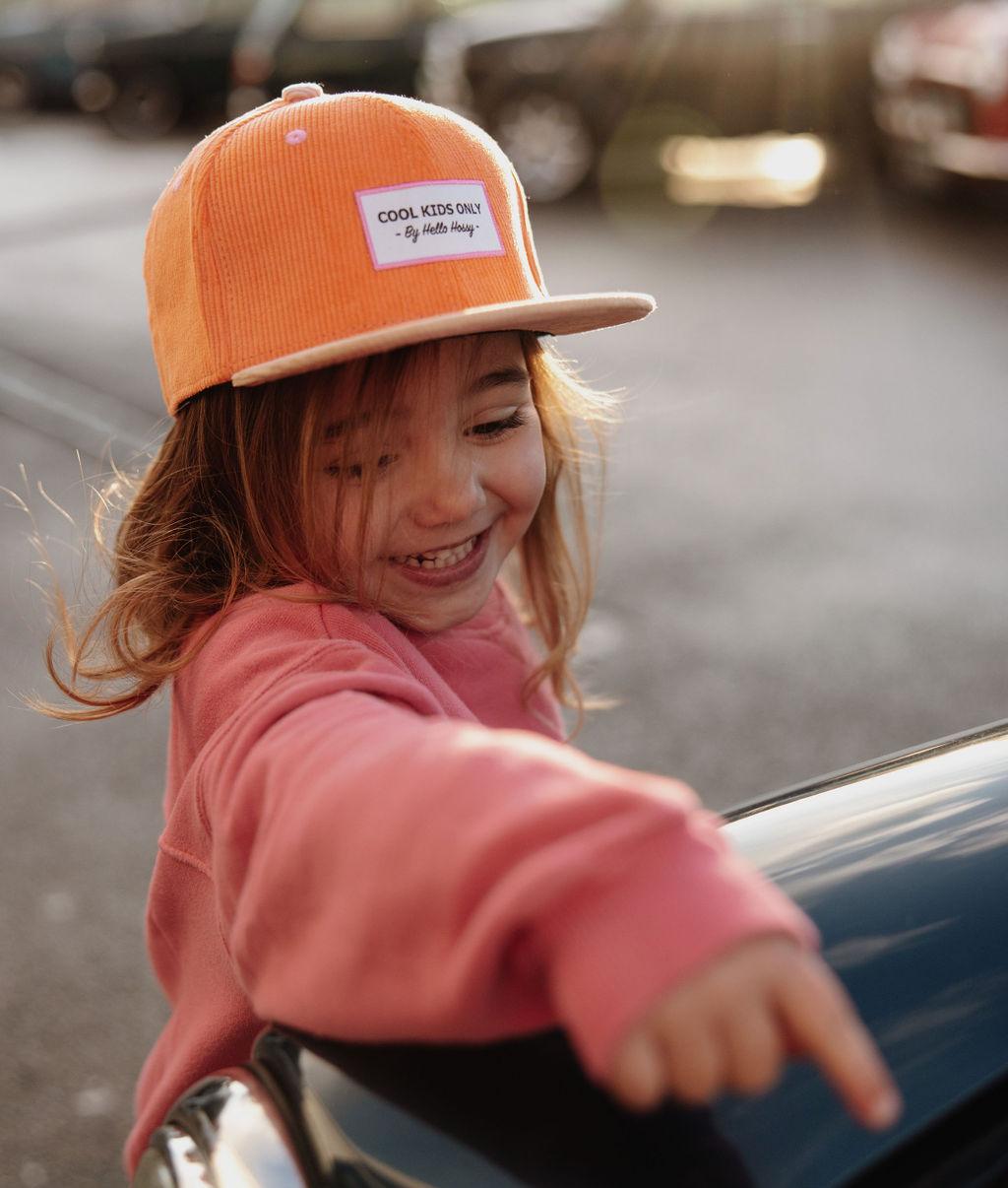 Fille avec casquette velours orange Sweet Mandarine – vue de 3/4 – Hello Hossy