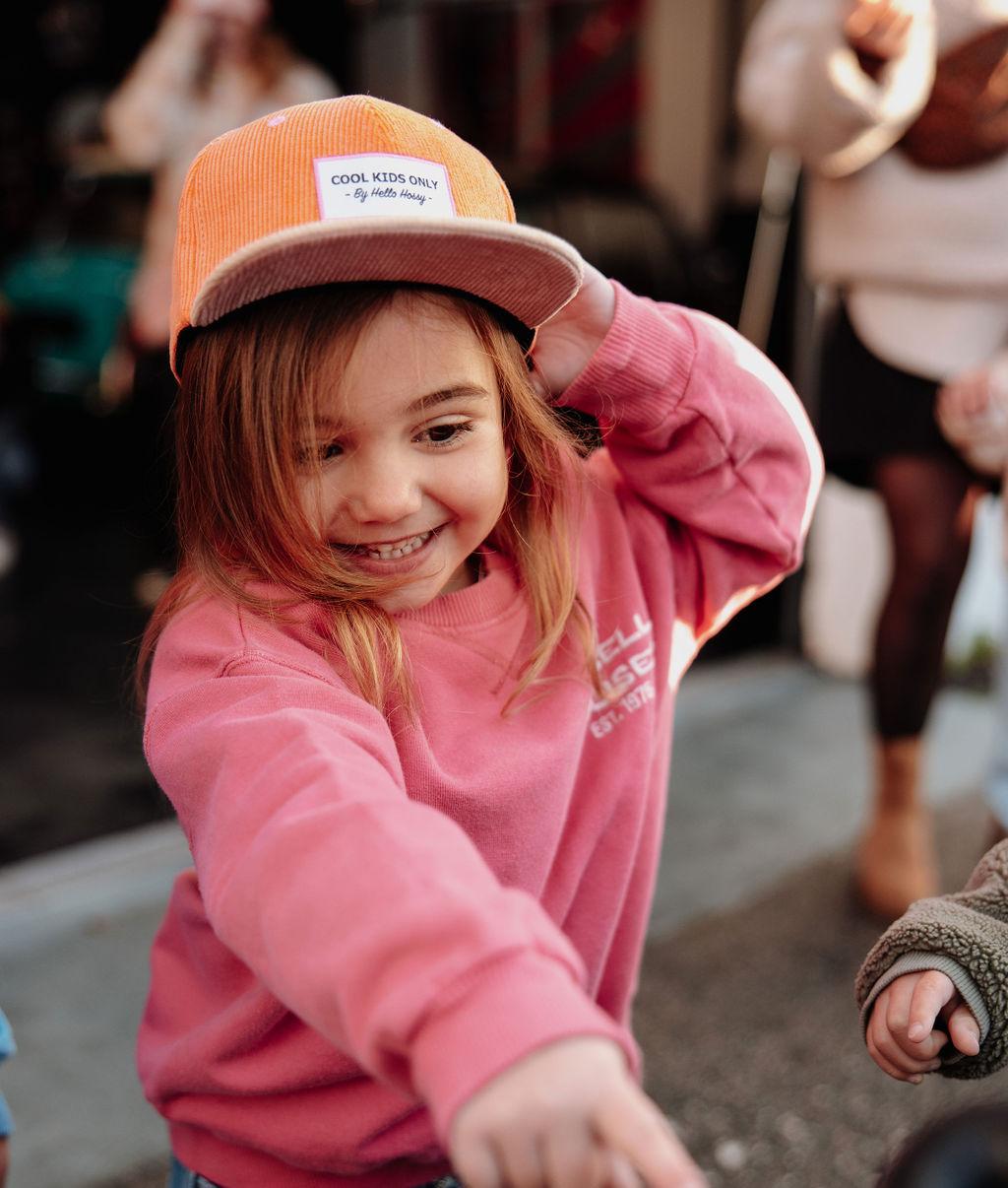 Casquette velours orange Sweet Mandarine portée par une fille – photo lifestyle – Hello Hossy