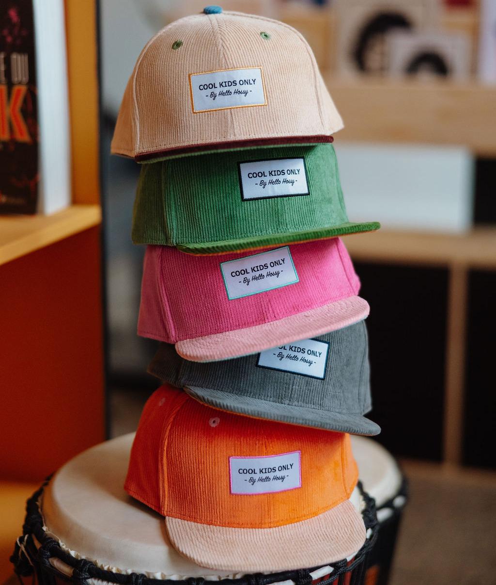 Collection de casquettes velours empilées les unes sur les autres - vue de face