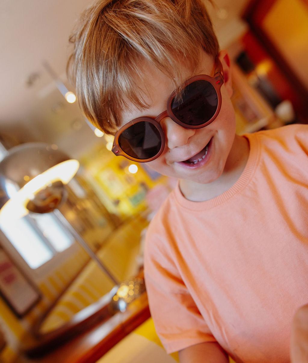 Sonnenbrillen für Kinder Braun Runde Gestellform getragen Hello Hossy