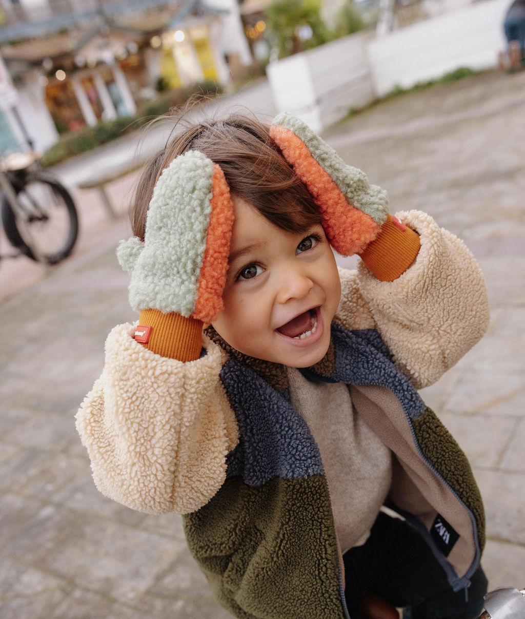 Moufles en moumoute bicolore Heaty Jim portées par un garçon – photo lifestyle – Hello Hossy