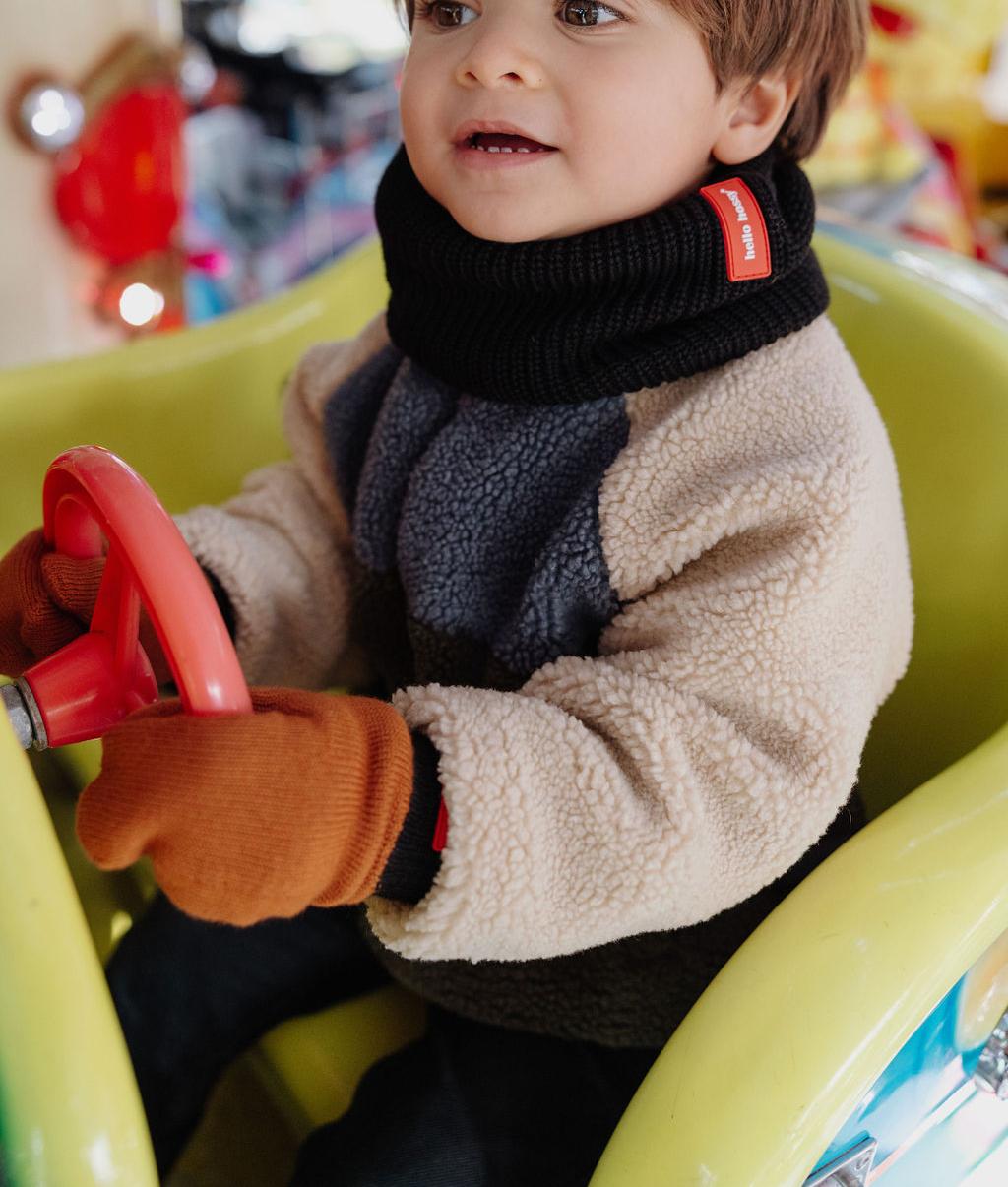 Moufles en maille bicolore Hotty Blacky portées par un garçon – photo lifestyle – Hello Hossy