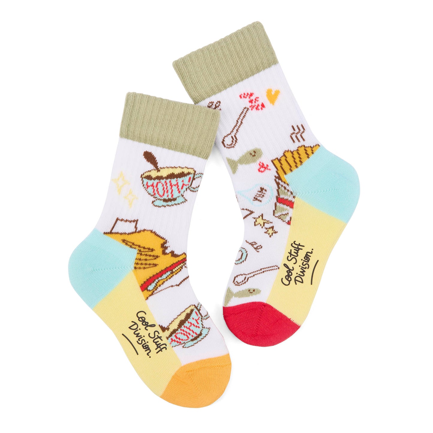 Paire de chaussettes pour enfant imprimée frites et sandwich, talons et pointes contrastés rouge et orange, haut de tige vert – vue à plat