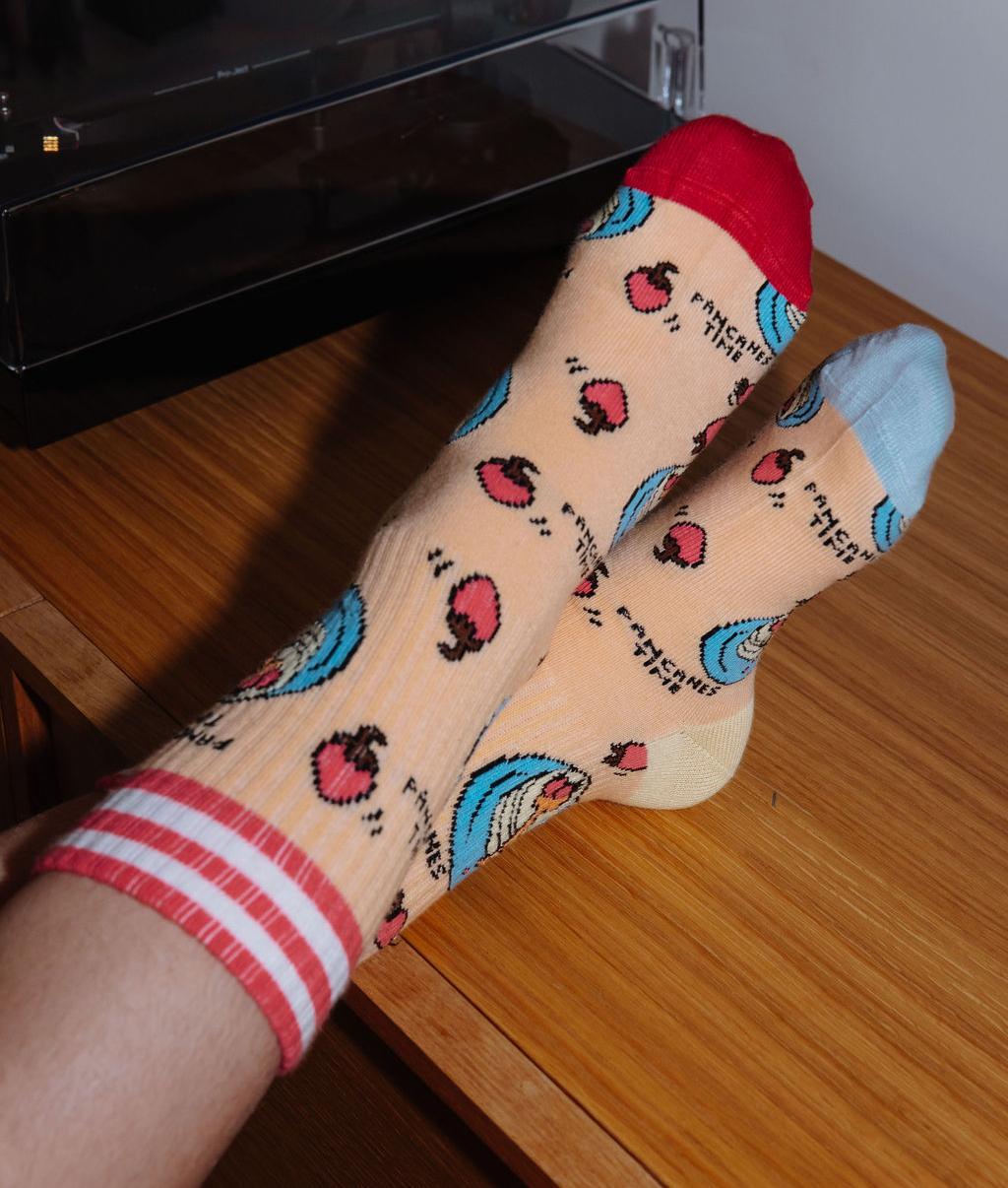 Paire de chaussettes motif pancakes, talons et pointes colorés, portée par un enfant – photo lifestyle – Hello Hossy