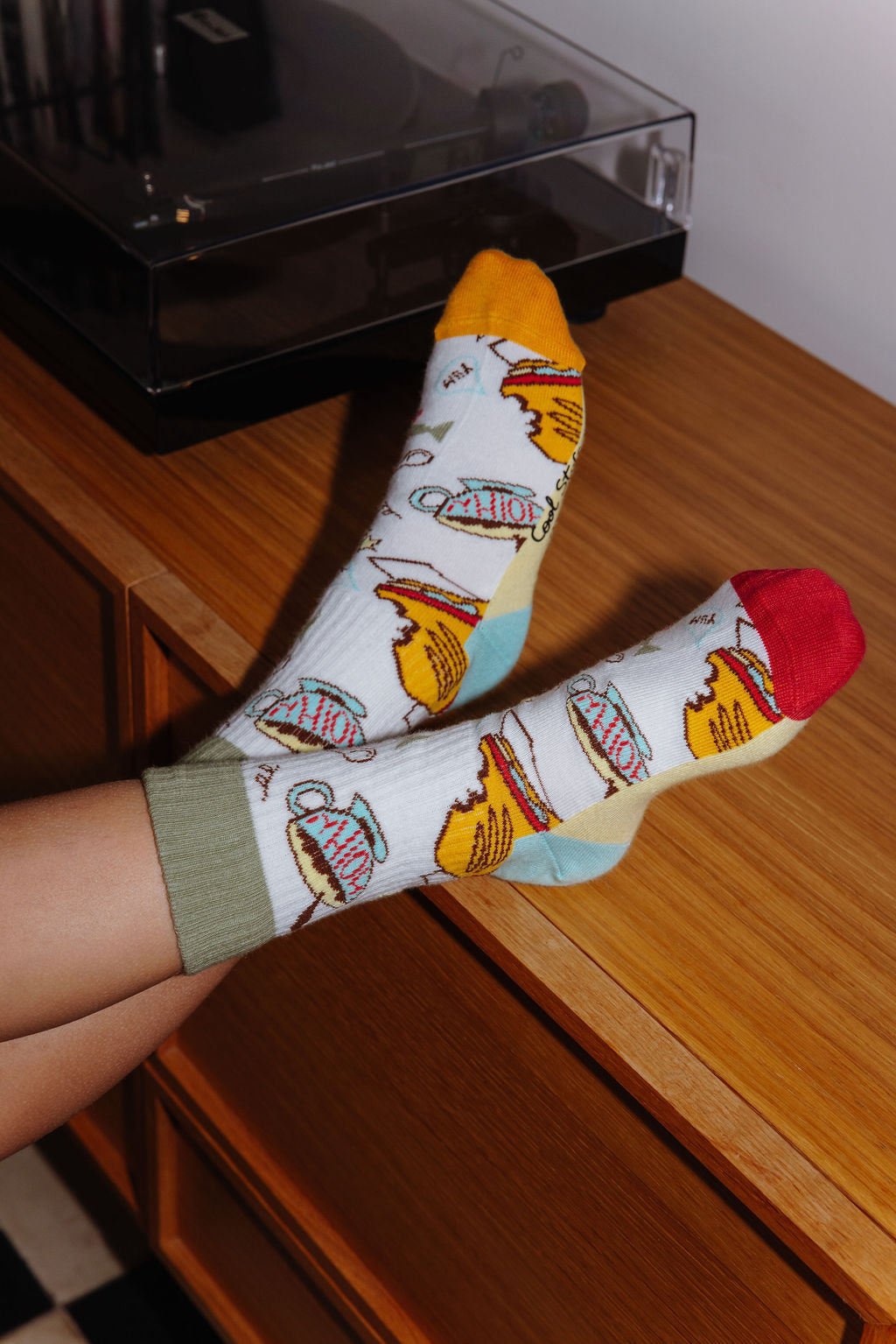 Enfant portant une paire de chaussettes imprimée sandwich et frites – vue du dessus – Hello Hossy