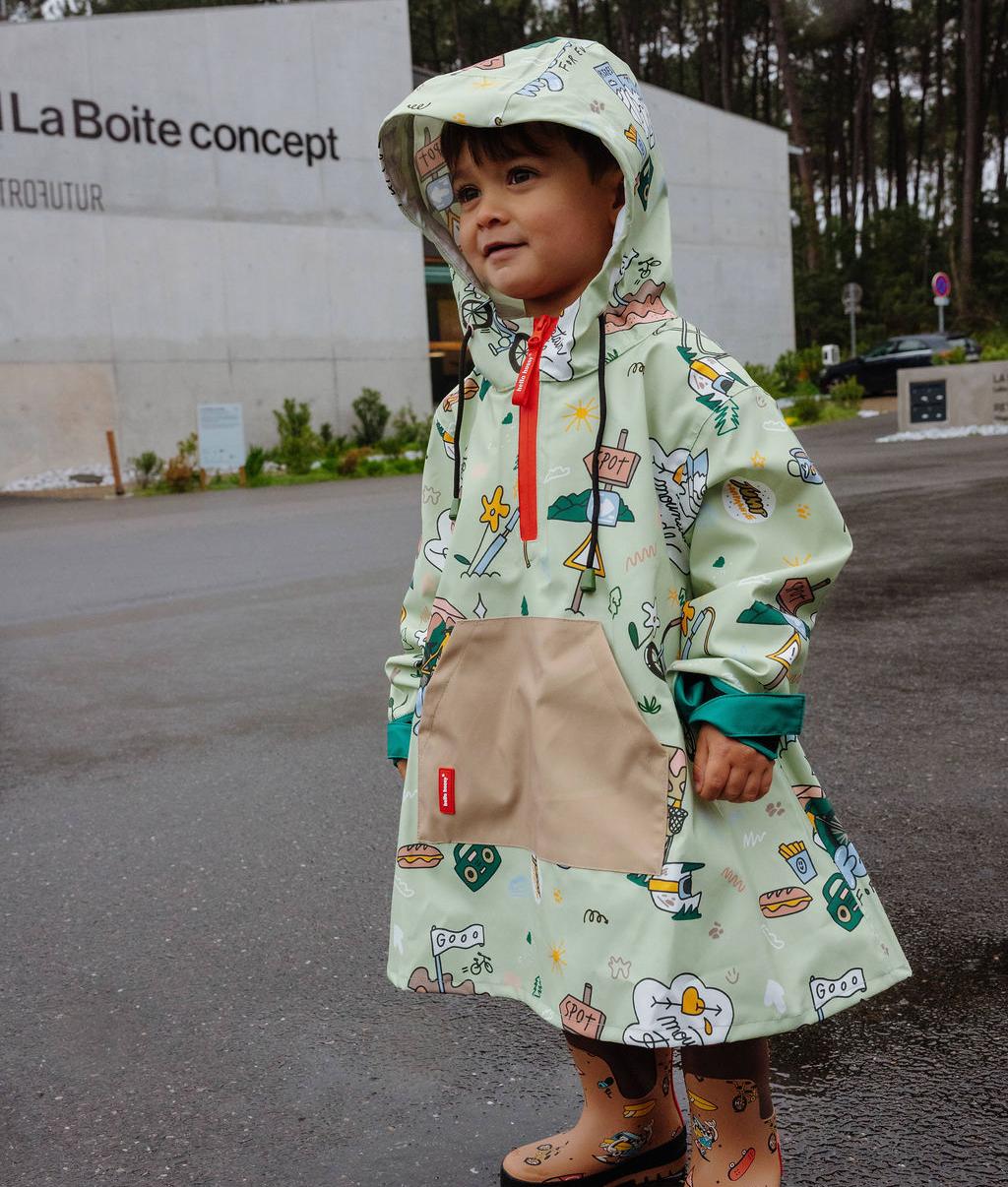 Garçon portant le poncho de pluie imperméable imprimé Mountain Ride - photo lifestyle - Hello Hossy