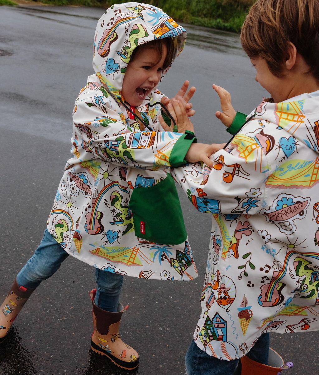 Duo de garçons avec le poncho imperméable imprimé San Francisco - photo lifestyle - Hello Hossy