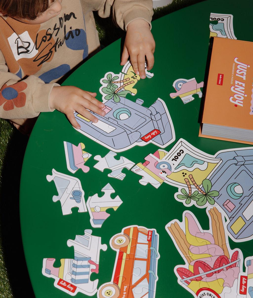 Enfant jouant avec les puzzles évolutifs "Just Enjoy" – vue du dessus – Hello Hossy