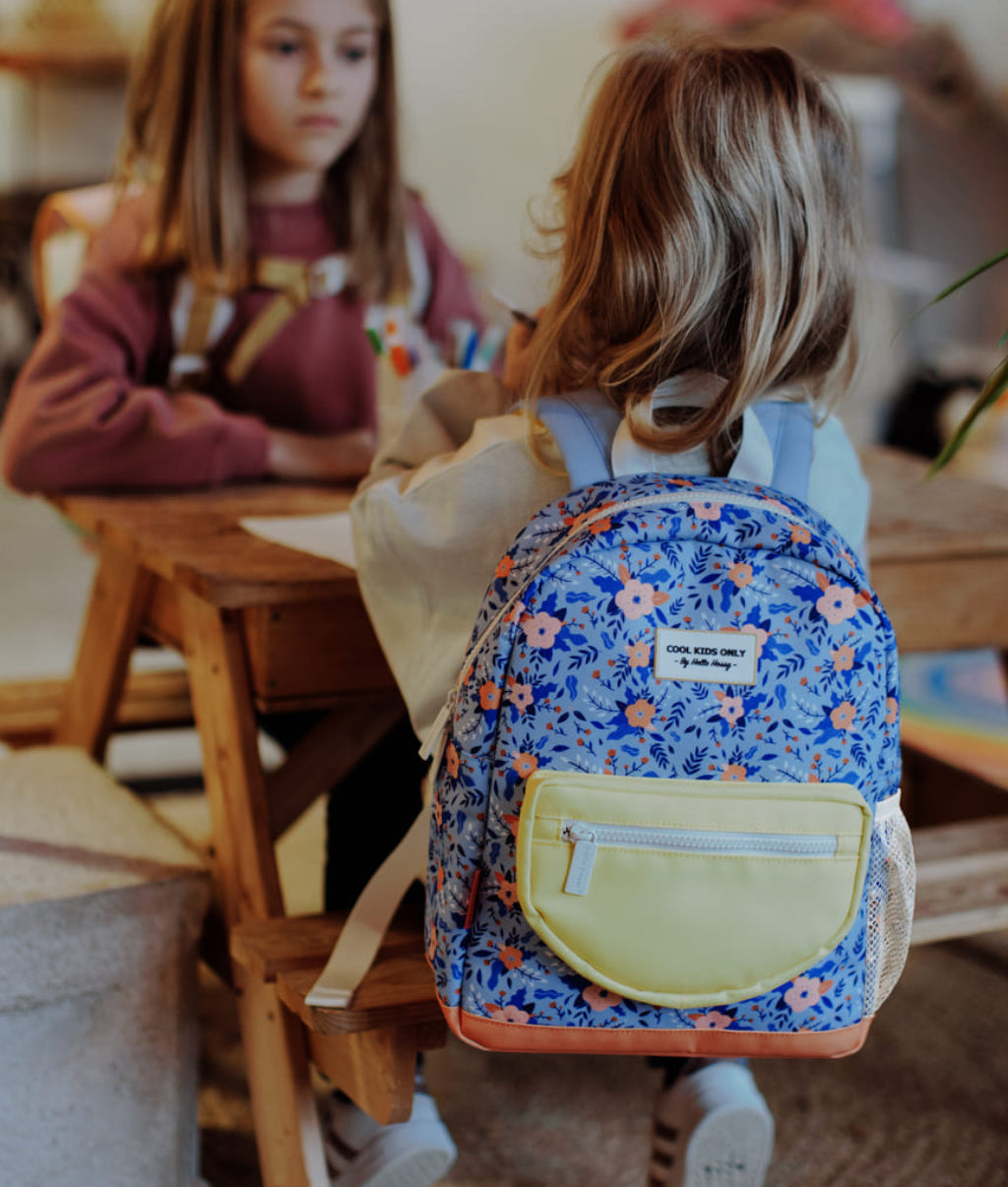 Sac à dos enfant bleu motif fleurs poche jaune Hello Hossy