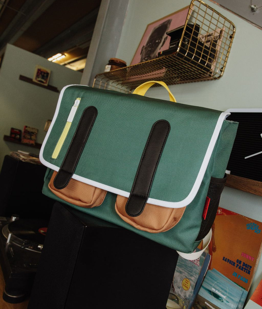Schultasche für Kinder grün braune Vordertaschen schwarze Details Hello Hossy