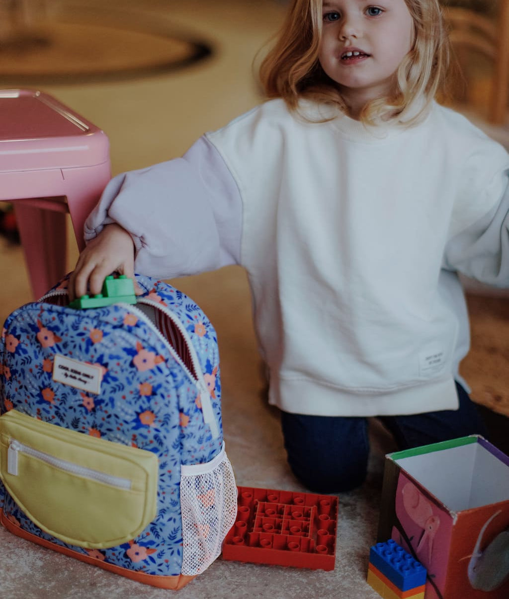 Sac à dos enfant bleu motif fleurs poche filet jaune Hello Hossy