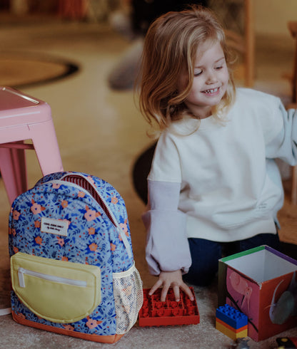 Sac à dos enfant bleu motif fleurs poche filet jaune Hello Hossy