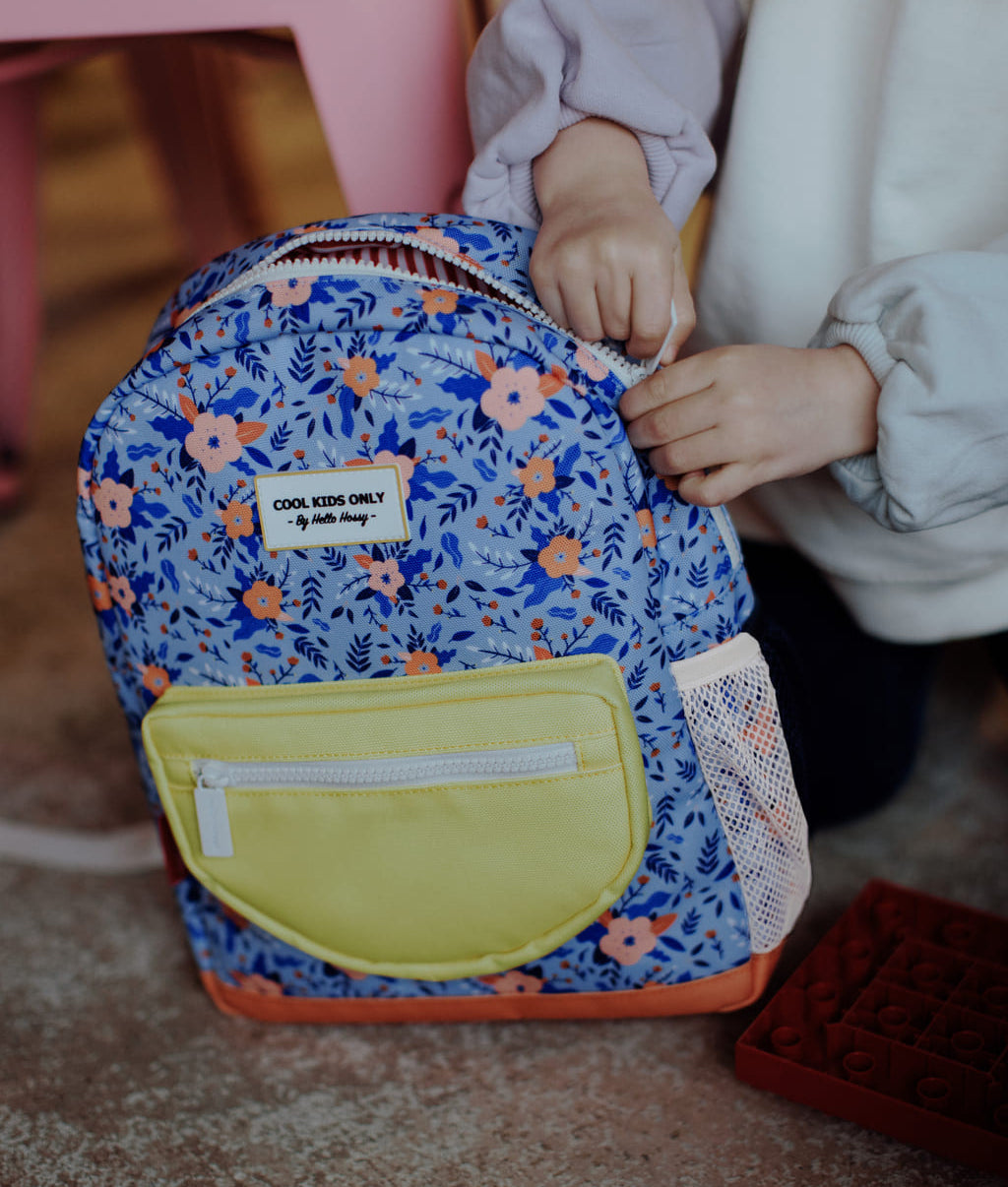Sac à dos enfant bleu motif fleurs poche jaune Hello Hossy