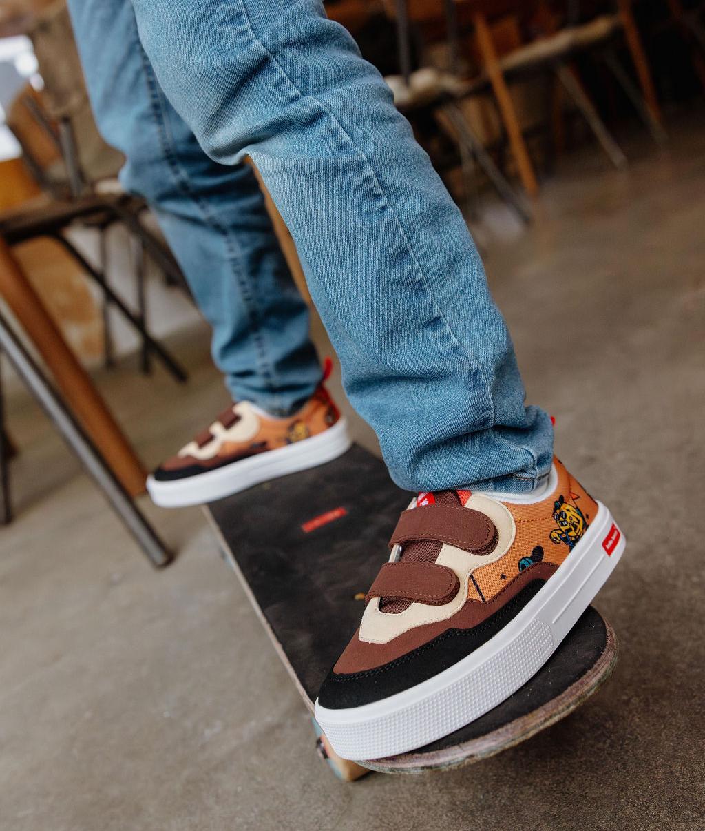 Kinder-Sneakers Braun Schwarz Mascots-Fahrrad-Motiv Klettverschlüsse weiße Sohle Hello Hossy