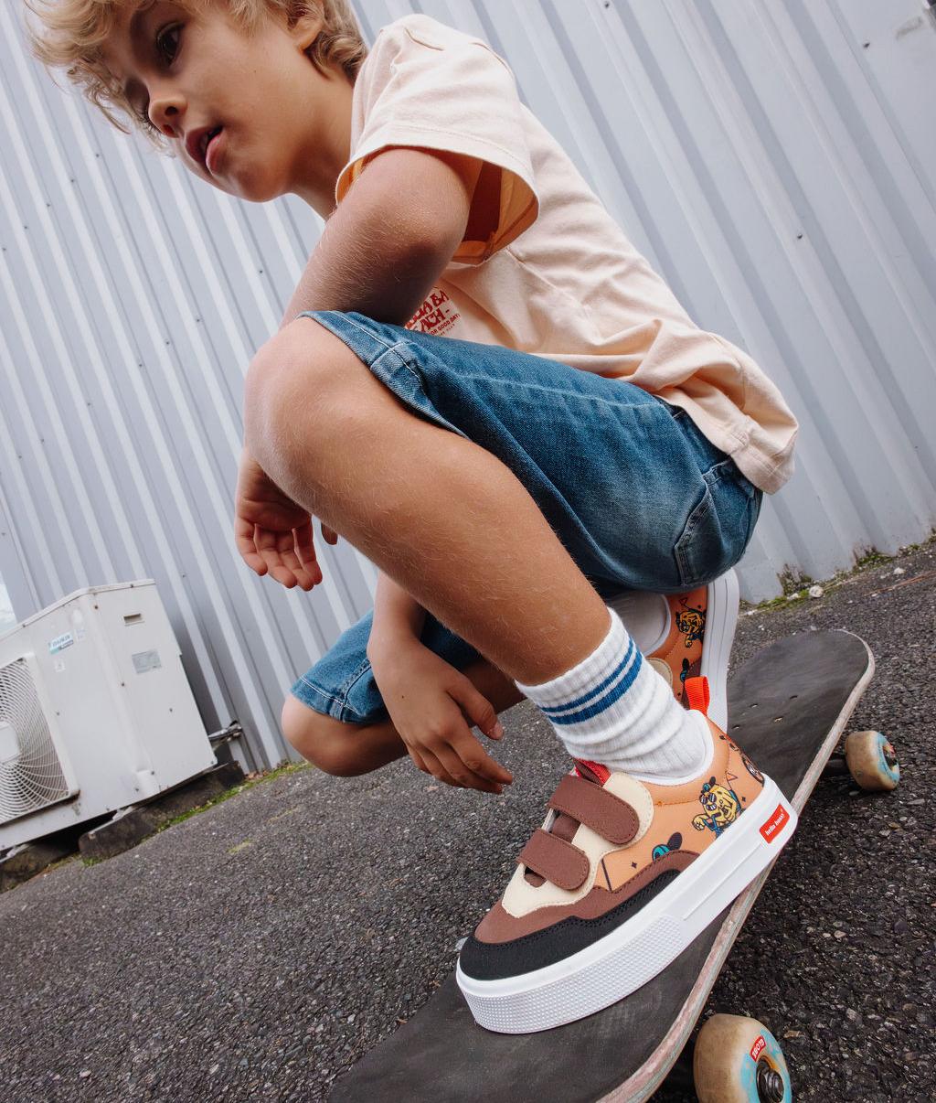 Kinder-Sneakers Braun Beige Mascots-Fahrrad-Aufdruck weiße Sohle Hello Hossy