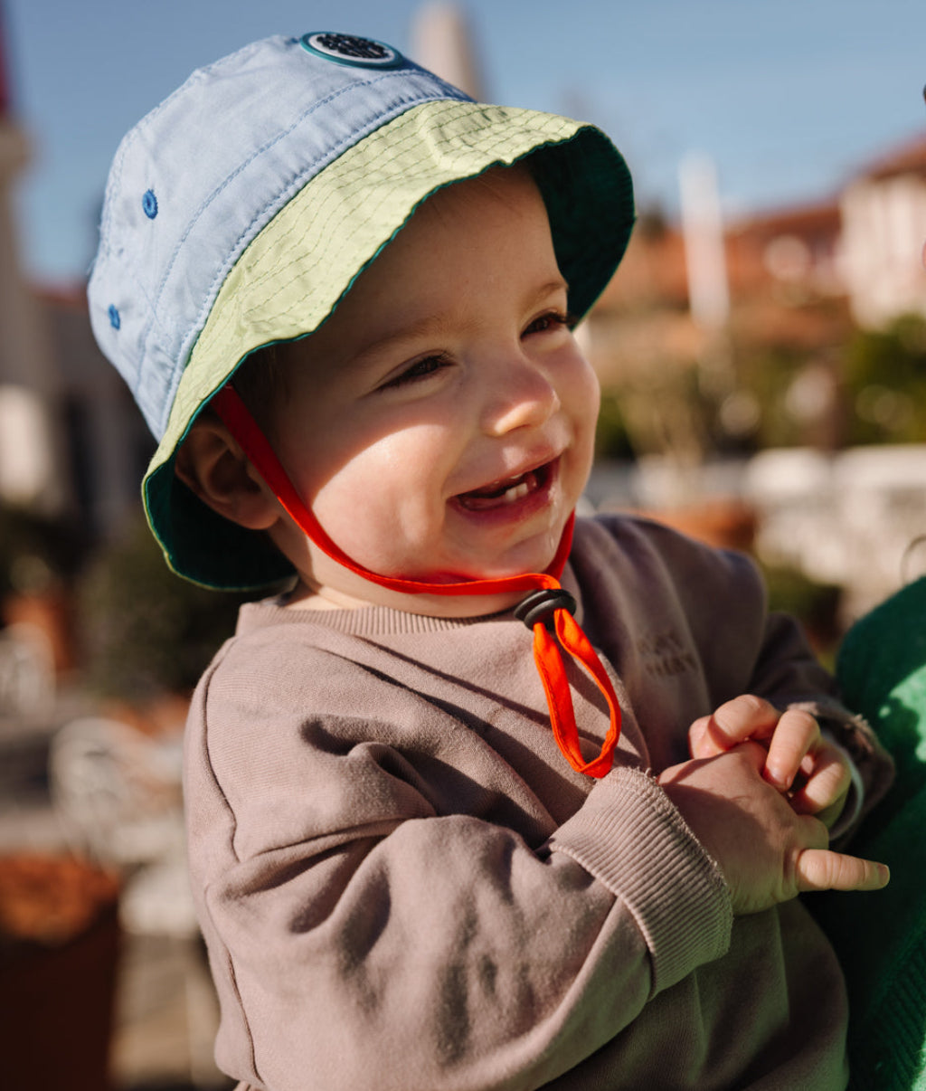 Bob enfant bicolore bleu vert cordon rouge patch rond Hello Hossy
