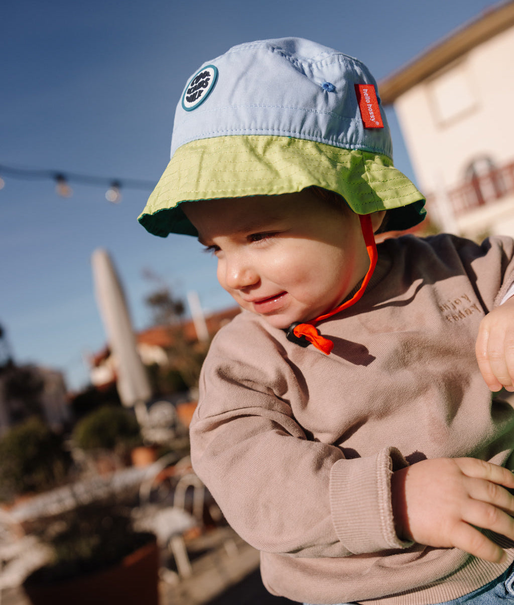 Bob enfant bicolore bleu vert cordon rouge patch rond Hello Hossy