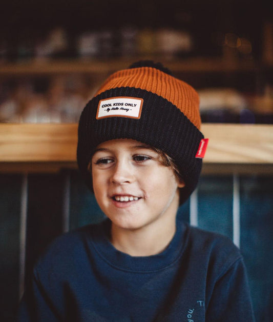 Bonnet maille bicolore Color Block Blacky porté par un garçon – vue de face – Hello Hossy