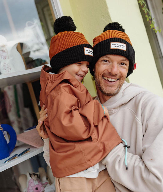 Bonnet avec pompon Color Block Blacky porté en duo père-fils - photo lifestyle - Hello Hossy