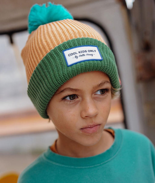 Kinder-Mütze Camel grün Pompon gesticktes Etikett Cool Kids Hello Hossy