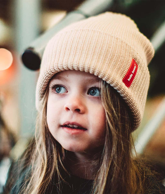 Bonnet en maille Flow Creamy porté par une fille – vue de 3/4 – Hello Hossy