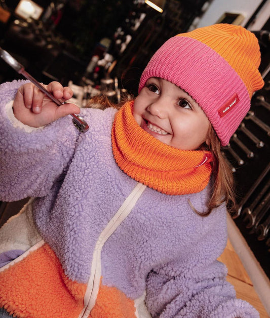 Bonnet en maille Flow Indie porté par une fille – vue de 3/4 – Hello Hossy