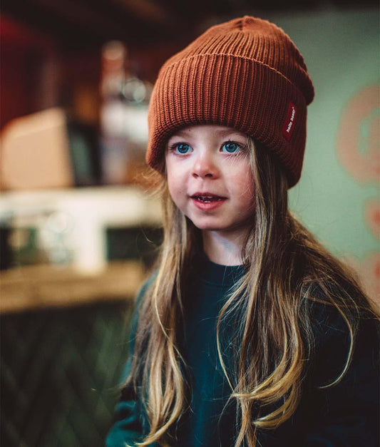 Bonnet en maille Flow Nut porté par une fille – vue de 3/4 – Hello Hossy