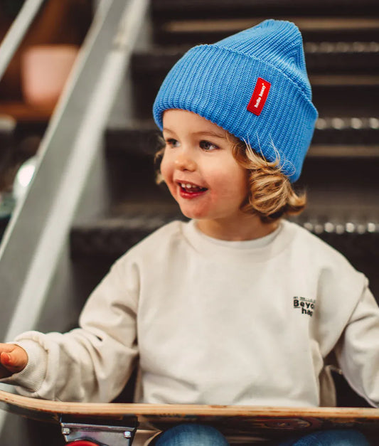 Bonnet en maille Flow Ocean porté par une fille – vue de 3/4 – Hello Hossy
