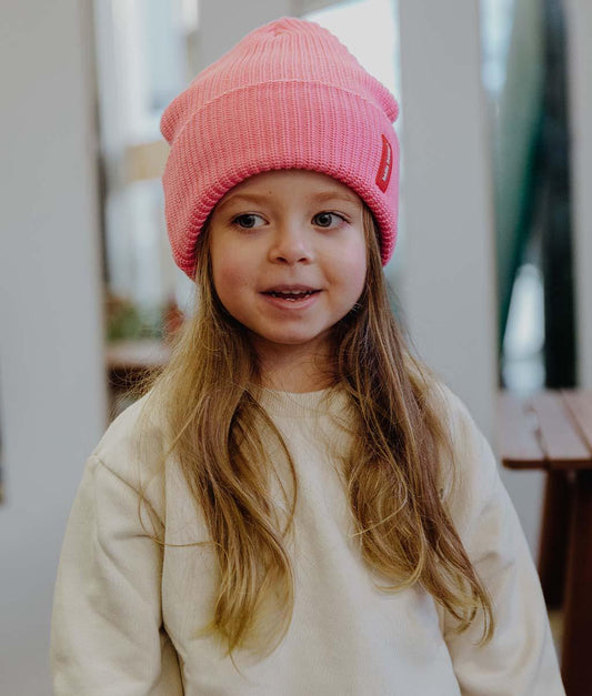 Bonnet en maille Flow Pink porté par une fille – vue de face – Hello Hossy