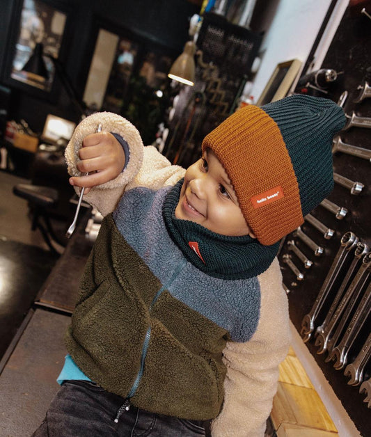 Garçon portant le bonnet en maille bicolore Flow Polo - photo lifestyle - Hello Hossy
