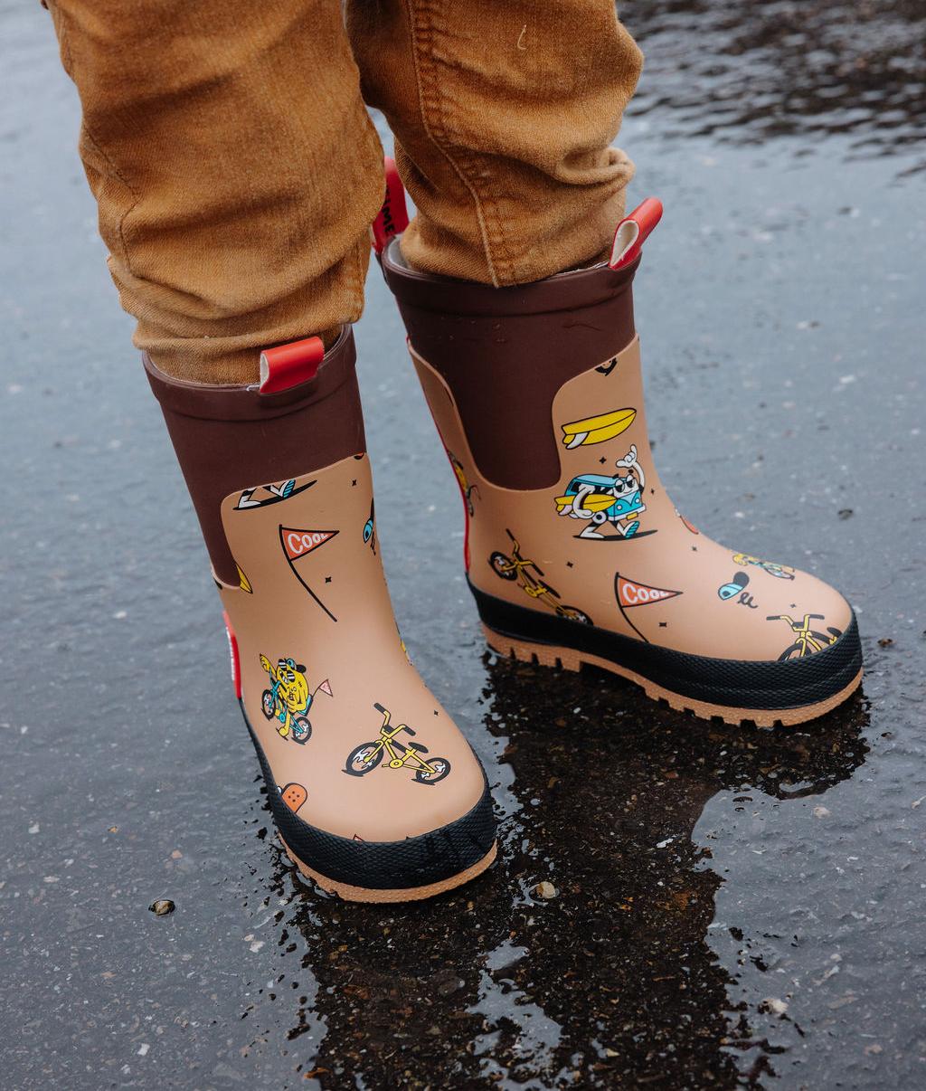 Enfant avec les bottes de pluie imperméables Mascots Ride - vue de 3/4 - Hello Hossy