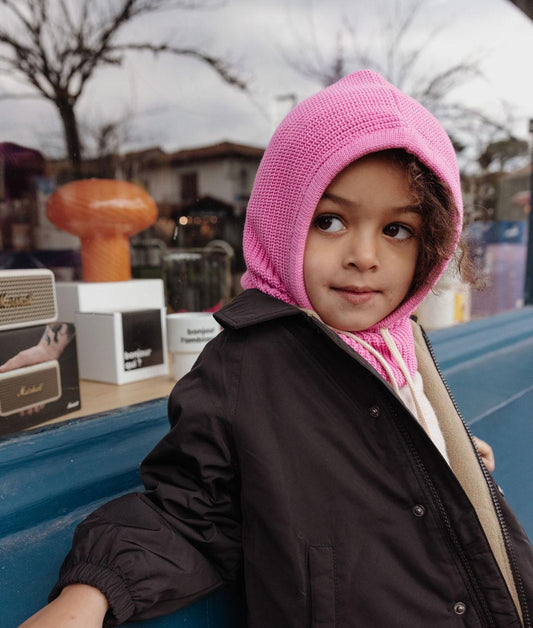 Enfant avec cagoule en maille Hoody Lila – vue 3/4 – photo lifestyle – Hello Hossy