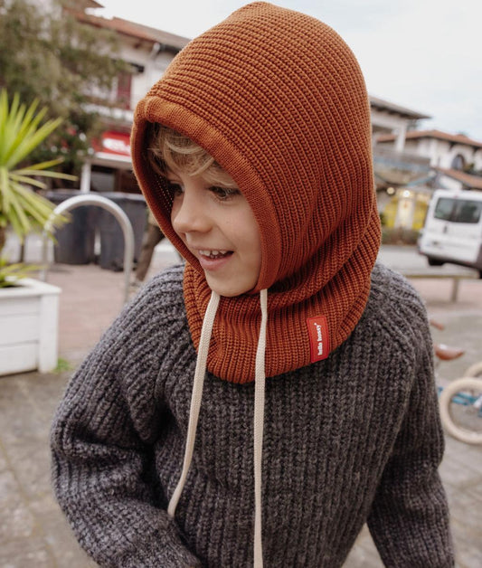 Garçon avec cagoule en maille marron Hoody Nut - vue de 3/4 - Hello Hossy