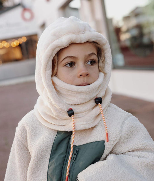 Garçon avec cagoule en polaire beige Warmy Cream – vue de 3/4 – Hello Hossy