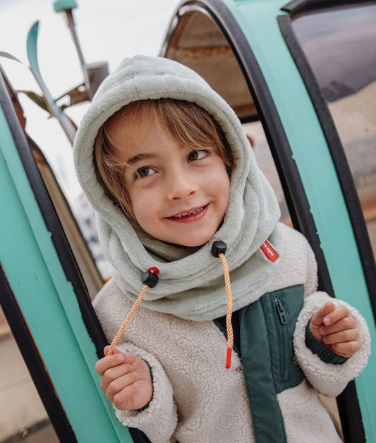Cagoule en polaire verte Warmy Green portée par un garçon – vue de face – Hello Hossy