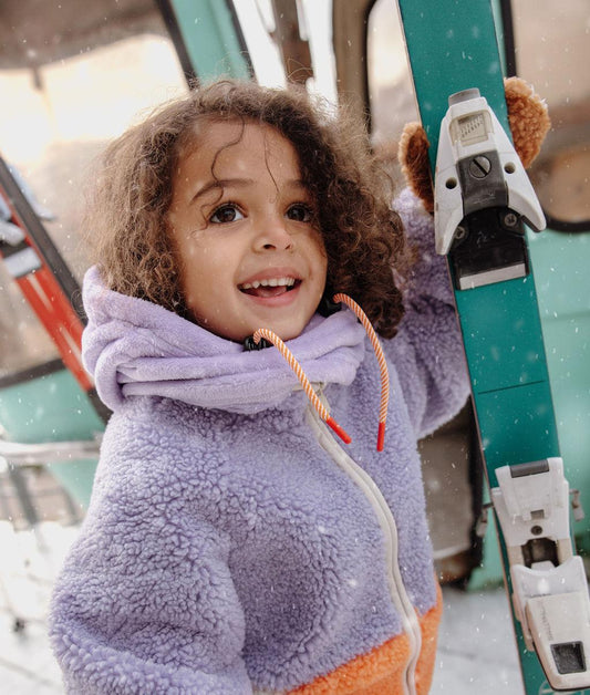 Enfant avec cagoule Warmy Mauve en version tour-de-cou – photo lifestyle – Hello Hossy