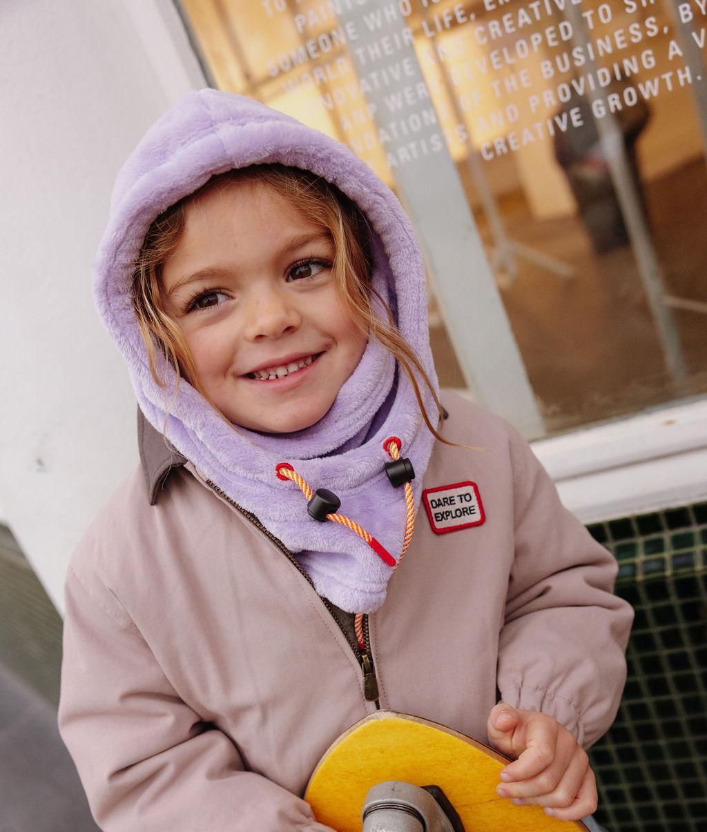Fille portant la cagoule Warmy Mauve  – vue de face – photo lifestyle – Hello Hossy