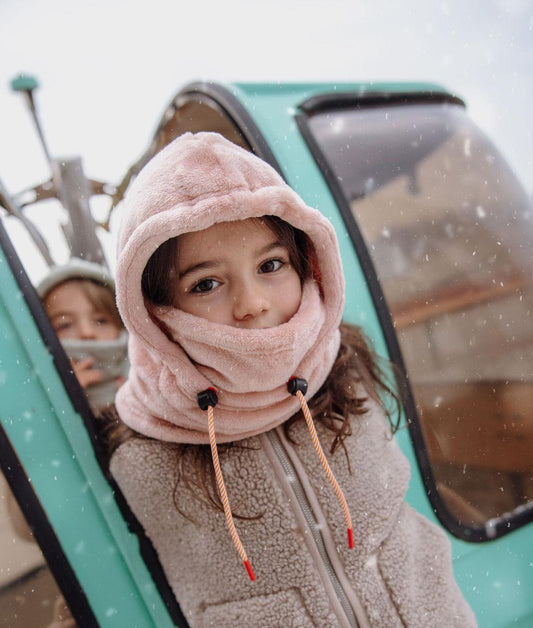 Fille avec cagoule en polaire rose Warmy Pink – vue de face  – Hello Hossy