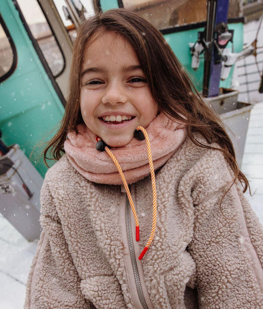 Fille avec cagoule Warmy Pink portée en version tour-de-cou - photo lifestyle - Hello Hossy