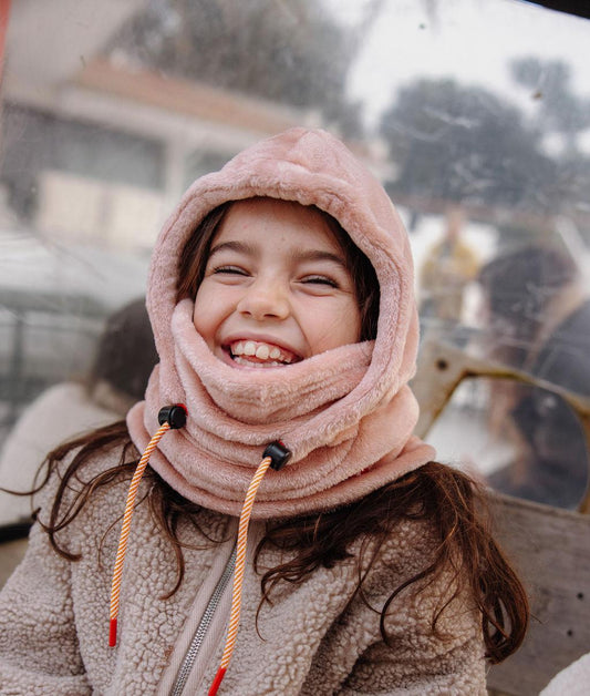 Enfant avec cagoule polaire Warmy Pink  – photo lifestyle – Hello Hossy