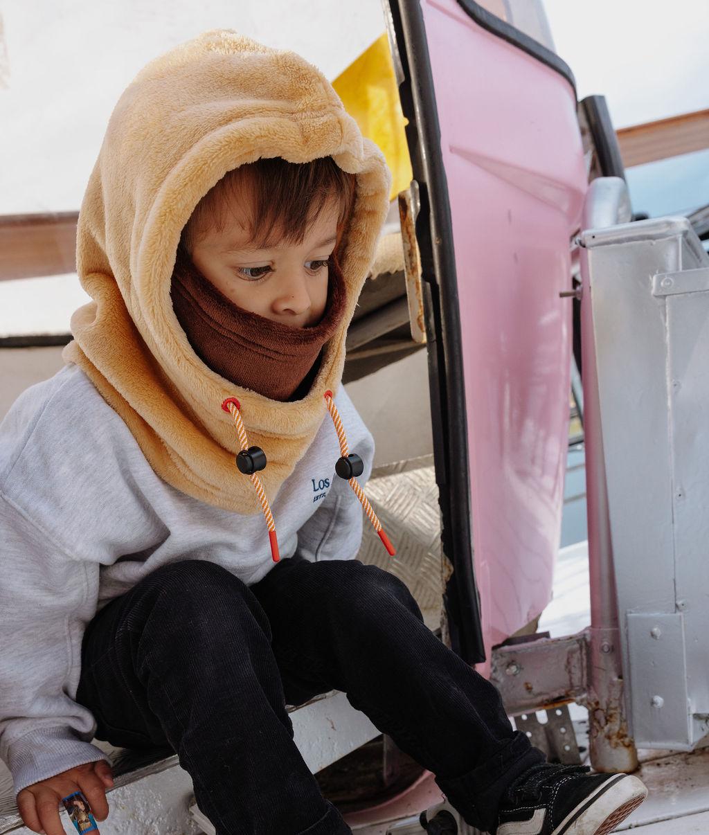 Kinder-Sturmhaube in Beige und Braun mit verstellbaren Bändern aus warmem Fleece Hello Hossy