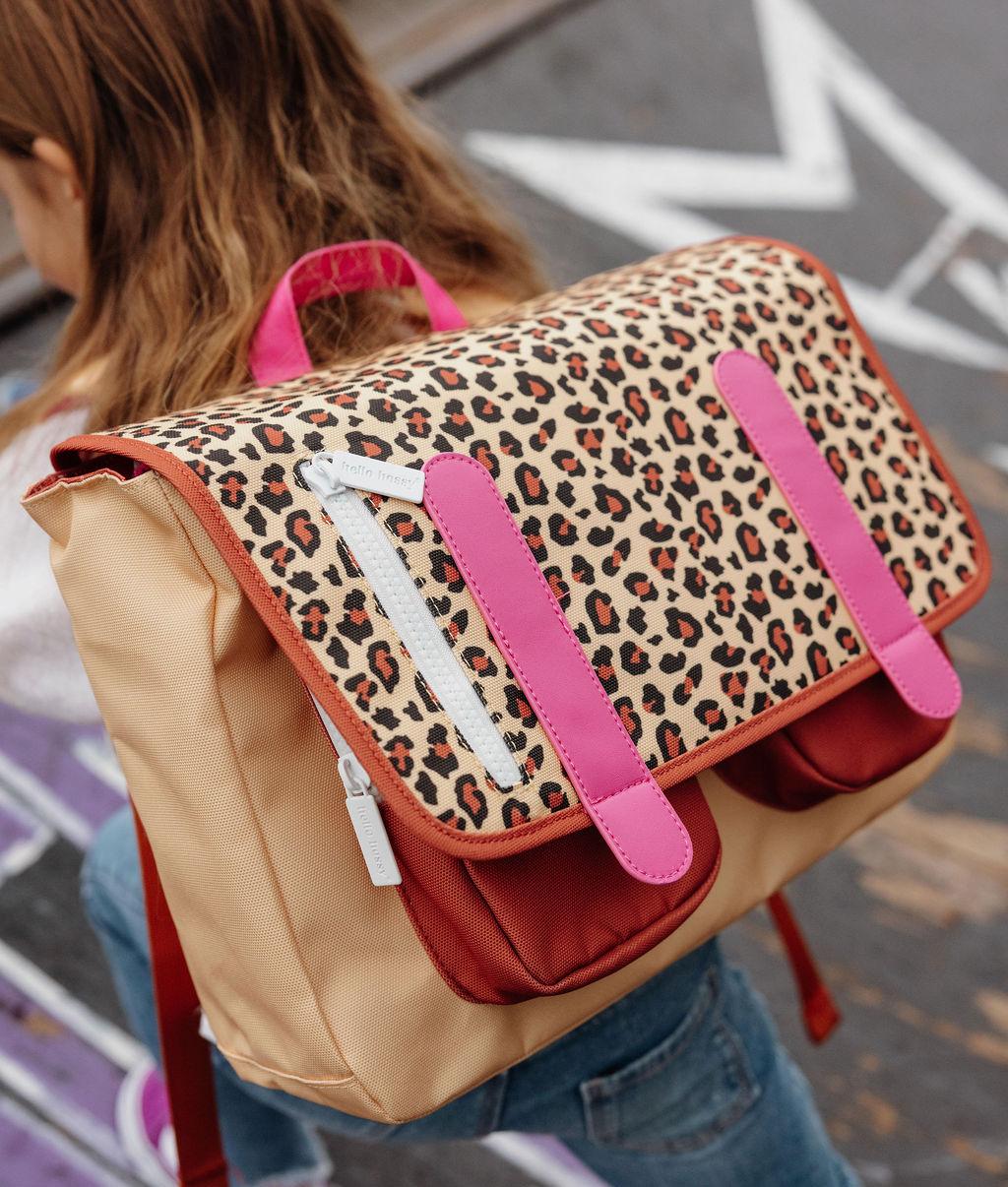 Cartable enfant motif léopard crème marron détails roses Hello Hossy