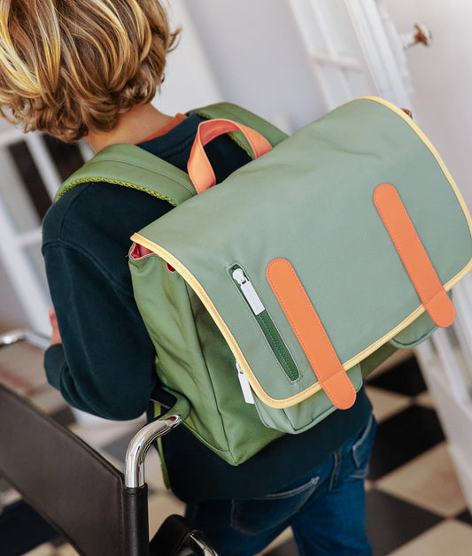 Kinder-Schultasche grün mit orangefarbenen Details und Reißverschlusstasche Hello Hossy