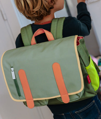 Grüne Kinderschultasche mit orangefarbenen Henkeln und Reißverschlusstasche Hello Hossy