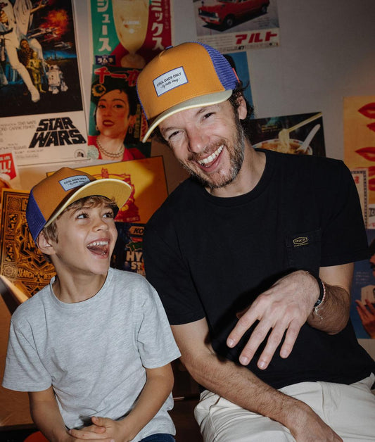 Duo papa enfant casquettes camel bleu filet visière courbée Hello Hossy