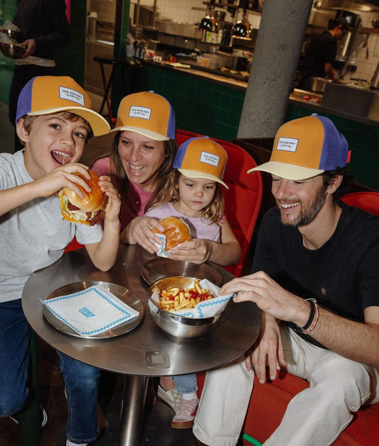 Casquette enfant camel filet bleu visière courbée portée en famille Hello Hossy