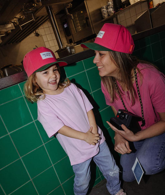 Casquette enfant fuchsia visière verte duo maman enfant Hello Hossy