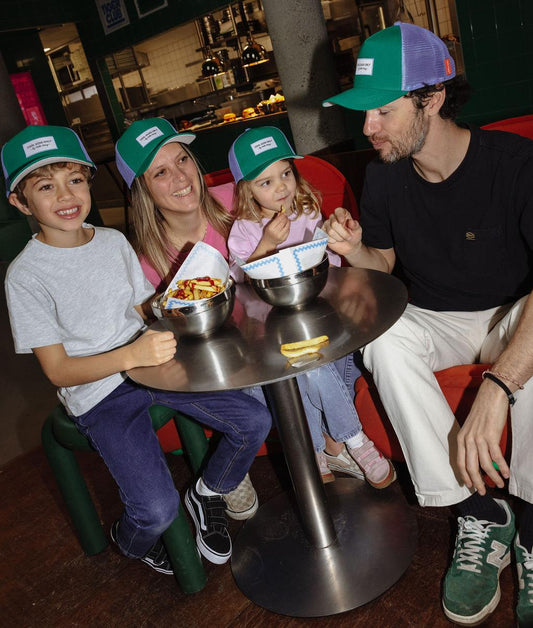 Casquette enfant vert bleu filet arrière visière courbée portée en famille Hello Hossy